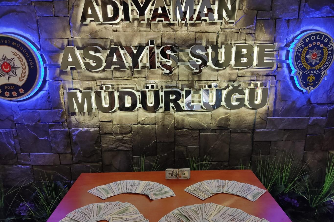 Kuyumcudan 50 bin dolar çalan şahıs paralarla yakalandı Kuyumcudan 50 bin dolar çalan şahıs paralarla yakalandı